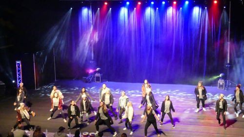 People dancing to a lip Sync with concert lighting