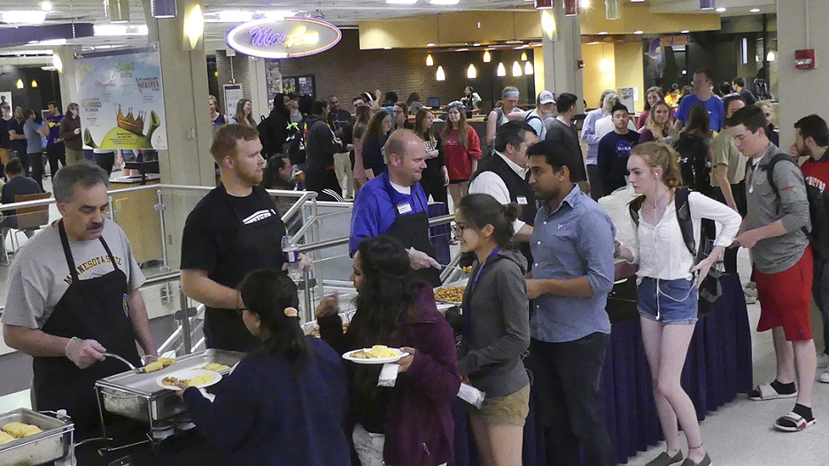 picture of late night breakfast in the University dining center